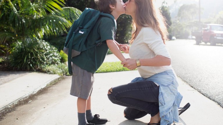 Възпитайте децата си на отговорност и независимост. Не ги закриляйте като майки-орлици, ако вършат дребни бели.
За тях определянето на ясни правила на поведение е от ключово значение, което ще им помогне да се справят и с по-сериозните предизвикателства, когато поотраснат.