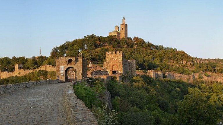 В старопрестолния град обаче има много история и много красота. Те също не могат да бъдат преразказани или описани в няколко реда, нито да бъдат разгледани за ден. Затова ви препоръчваме да си отделите най-малко три дни, за си позволите всичко, което този уникален град предлага. 
Като например да се разходите до хълмовете, пропити с история, като Трапезица, Момина крепост или Света гора, откъдето се откриват разкошни гледки. Да видите църквата "Св. Св. Петър и Павел", уникалния парк "Мини България", автентичния паметник на културата от Второто българско царство Шишмановата баня, архитектурно-музейния резерват Арбанаси, Археологическия музей, Самоводската чаршия, Музея на градския бит и паметника Асеневци, известен и като Конниците. 
Снимка: Wikimedia Commons/Pudelek