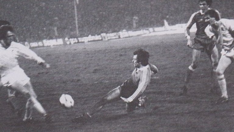 Историческият втори гол на Младенов в продължението, елиминирал най-страшния европейски отбор тогава.