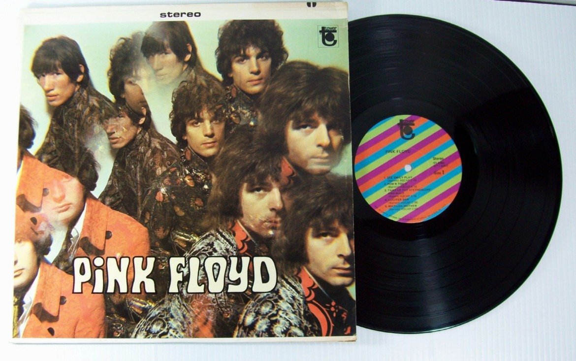 Pink Floyd – The Piper at the Gates of Dawn (1967)

Класика на психеделичния рок, оформила и наложила жанра, който след това роди още толкова много велики произведения. Водени от безумно вдъхновяващия чудак Сид Барет, Pink Floyd се заявяват като група без еквивалент в музикалното си мислене, смесваща хипнотизиращи звуци със загадъчни и задълбочени текстове, съдържащи и някаква детска наивност. Само година след излизането на албума, Барет потъва в тихата си лудост и става невъзможно да се работи с него – затова групата изживява големите си успехи без първия си фронтмен. Но макар че The Piper at the Gates of Dawn не е най-великият албум на Floyd, той вдъхновява бандата за всичко, което тя създава по-нататък.