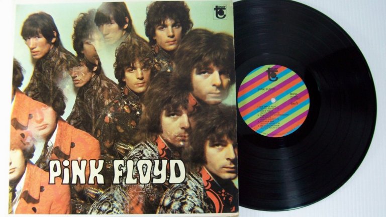 Pink Floyd – The Piper at the Gates of Dawn (1967)
Класика на психеделичния рок, оформила и наложила жанра, който след това роди още толкова много велики произведения. Водени от безумно вдъхновяващия чудак Сид Барет, Pink Floyd се заявяват като група без еквивалент в музикалното си мислене, смесваща хипнотизиращи звуци със загадъчни и задълбочени текстове, съдържащи и някаква детска наивност. Само година след излизането на албума, Барет потъва в тихата си лудост и става невъзможно да се работи с него – затова групата изживява големите си успехи без първия си фронтмен. Но макар че The Piper at the Gates of Dawn не е най-великият албум на Floyd, той вдъхновява бандата за всичко, което тя създава по-нататък.