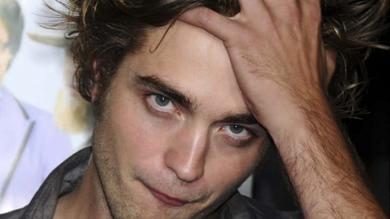 Робърт Патинсън със себе си в "Здрач"По време на снимките той е винаги зает с горещите сцени с колежката и тогавашната му приятелка - Кристен Стюърт, но всичко се променя по време на "Шепа прах" - Little Ashes. В този филм му се налага да изиграе сцена на мастурбация. "Доставих си удоволствие пред камерата. Изражението ми на оргазъм е регистрирано завинаги".Наистина ли е било така? Няма да разберем никога.