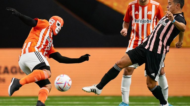 Лигата на Пике: Футбол, кеч и водна топка и енигмата кой е този с маската на Рей Мистерио