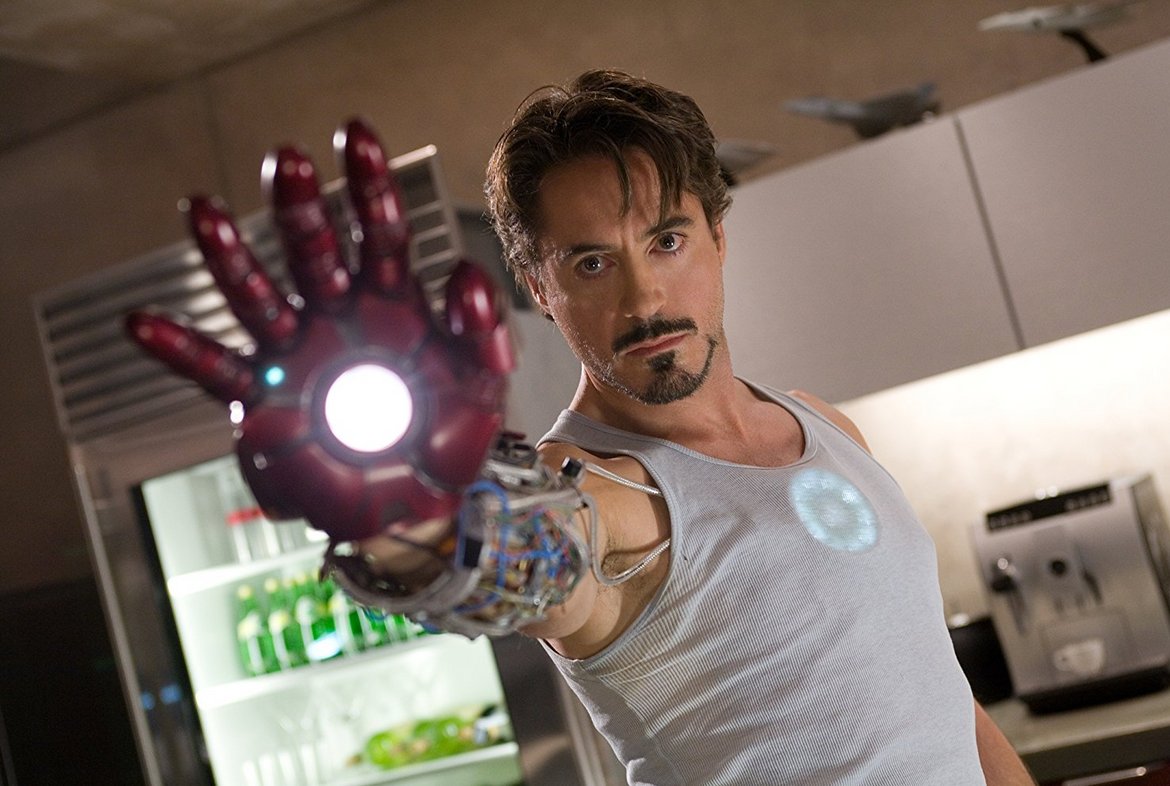 Iron Man

Ето го крайъгълния камък, около чийто успех Marvel изградиха своята филмова вселена. Този филм не само превърна Железният човек в един от най-популярните герои по света (преди това той беше доста по-слабо познат), но и възроди кариерата на Робърт Дауни-младши, който сякаш е роден за ролята на Тони Старк.
Историята се завърта около милиардера, шеф на гигантска компания за производство на оръжие. Той става жертва на собствените си изобретения - оказва се пленник на терористи (темата тъкмо си пробиваше път в Холивуд), като същевременно е тежко ранен. Отчаянието и неочаквана помощ му помагат да създаде най-великото си творение – боен костюм, чрез който Старк може да „приватизира световния мир“. Но дали ще може да се справи и с враговете у дома?
Хумор, екшън, стабилен актьорски състав и никакви рискове – това е формулата, която режисьорът Джон Фавро приложи с първия Iron Man и която Marvel/Disney продължават да експлоатират и до днес. Доста преди филмите им да станат еднообразни, Iron Man ни показа колко забавно преживяване може да е филмовата адаптация на корените на непознат комиксов герой.