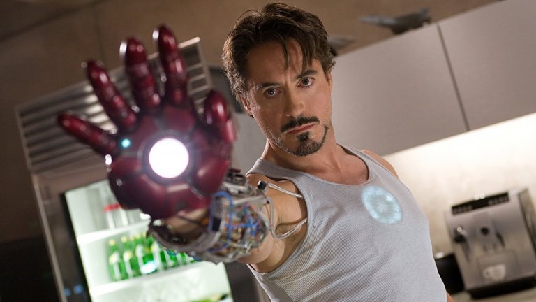 1. Iron Man (Железният човек, 2008)
Милиардерът Тони Старк се радва на живота, парите, жените и компанията си за оръжия. Инцидент обаче го оставя на ръба на смъртта и в лапите на терористи. За да спаси не само себе си, но и цялата си компания, Тони се захваща със създаването на специален костюм. Той не само ще го поддържа жив, но и ще го превърне в една истинска машина за война.
Рисковият, но отплатил се милиарднократно избор на Робърт Дауни-джуниър за ролята на Железния човек превърна първия "Iron Man" в хит и позволи плановете на Marvel за цяла филмова вселена да продължат напред. Намекът за бъдещото формиране на Отмъстителите го има още тук с появата на Ник Фюри (Самюъл Джаксън).