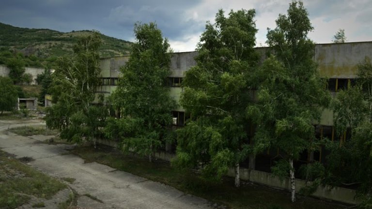 Мрачните облци подсилват постапокалиптичната атмосфера на домостроителния комбинат