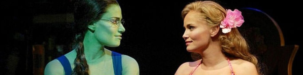 \"Зла\" (Wicked, 2003)
Тук основната история на романа на Грегъри Магуайър и на бродуейския мюзикъл остават същите – злата вещица, Елфаба, е неразбраният и отритнат персонаж, който иска да подобри живота на всички граждани в Оз. Но докато мюзикълът с