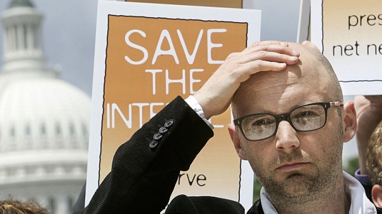 Моби, който освен певец е и известен граждански активист, бе стреснат, след като откри дрогиран непознат в дневната на жилището си в понеделник