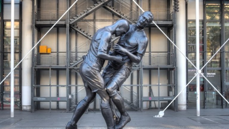 Дали деянието му е добро или лошо, дали е грях да отвърнеш на провокация на терена... интерпретации. Факт е, че в Париж се издига триметрова статуя на удара.