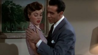 1. Baby, It is cold outside
Песента, изпълнявана през годините от десетки музиканти - като Лейди Гага и Кели Кларксън, например - беше свалена от ефира на американско радио, защото не била подходяща за #MeToo ерата.
Според критиците й в текста става дума за мъж, който се опитва да напие жена, за да се възползва от нея.