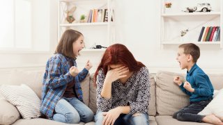 деца родители майка викове, крясъци, изморена майка