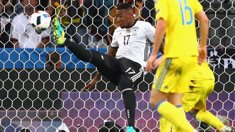 7. Жером Боатенг (Германия). Най-добрият защитник в турнира. С лекота спира нападателите, после с прецизен пас превръща отбраната в атака. Изчистването от голлинията срещу Украйна е сред най-зрелищните моменти дотук.