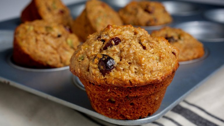 9. Мъфини и плодови сокове
 Защо? Тази двойка предлага много калории, но доста малко хранителни вещества. Започването на деня с подобна закуска води до енергиен срив и изгладняване в средата на следобеда, в резултат на което сте раздразнителни и стресирани, ако не получите поредната си доза храна. 
 Липсата на протеини и фибри се сблъсква с високата консумация на въглехидрати и обърква нивата на кръвната захар. Ако наистина държите да хапнете мъфин, поне изберете пълнозърнест - отнасяйте се с уважение към тялото си.