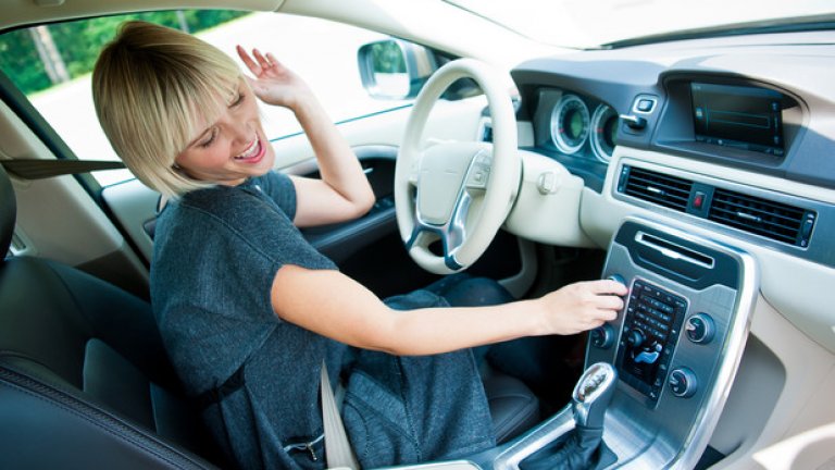 Любовта към радиото не изчезва, а нараства, но просто преминава онлайн. Говорим за радиото в колата, разбира се