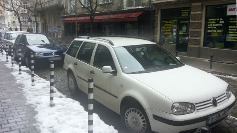 Два "Голфа" един след друг на централна софийска улица през зимата