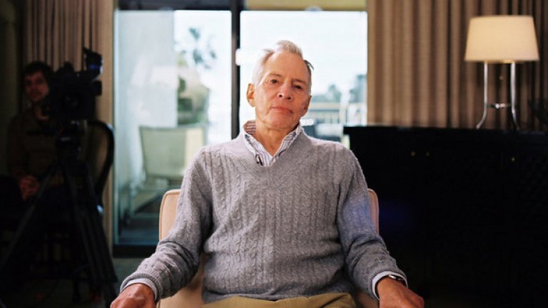 The Jinx (HBO)
Уникален документален хорър сериал, които ни потопи в странната кариера на предполагаемия убиец Робърт Дърст. Сред най-нахалните лъжци в историята на телевизията, на моменти изглежда, че милионерът Дърст се подиграва на зрителите. Но като доказателство за значимостта на сериала, през март той беше арестуван от ФБР въз основа на нови доказателства, представени в The Jinx – и сега го грози смъртно наказание.
