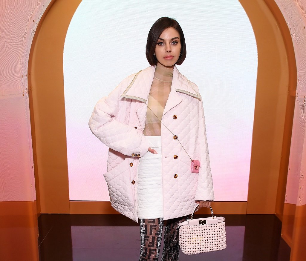 "Вафлите" се запазват и този сезон
Като всяка зима, така и тази ще виждаме все по-често якета, поли и блузи на "вафли". Тази година обаче те са актуални като малки квадратчета и стоят идеално на едноцветни дрехи, било то тъмни или светли.