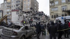 Сеизмолозите чакаха бедствието край Истанбул, но сега то удари в другия край на страната