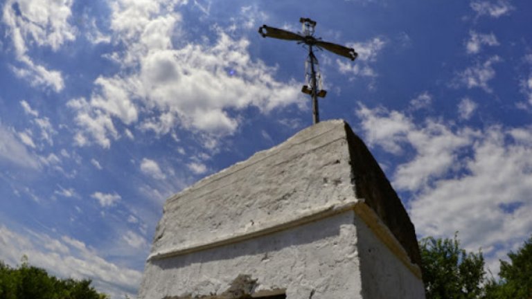 Единствената надземна част от бункера е този наблюдателен пост. Днес стълбите към покрива му са разрушени, а часовият е заменен с метален кръст.