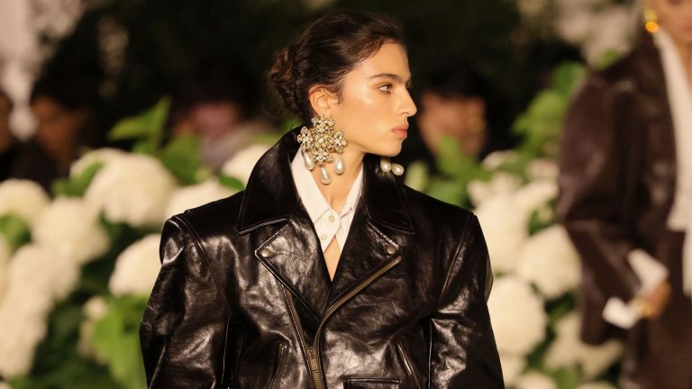 Кожени тоалети с характер
Кожените дрехи символ на увереност и сила, като се появява в по-мека и разнообразна интерпретация – от структурирани силуети до по-свободни форми. Те придава характер и завършеност на всяка визия.