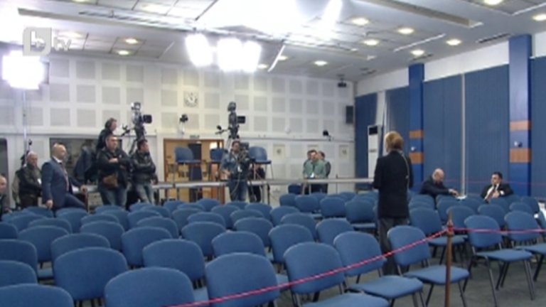 Това бяха първите избори от началото на демокрацията, в които нямаше пресконференции на победители и победени в НДК.