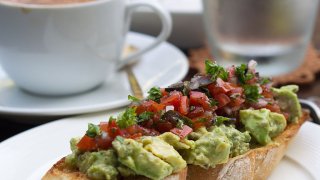 2014_avocado_salad_tomato_salsa_toasted_baguette