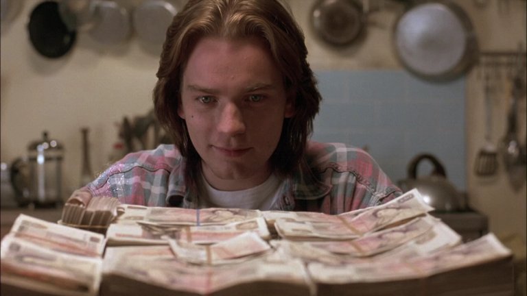 2. "Плитък гроб" (Shallow Grave 1994)
Отново филм, дете на връзката Макгрегър – Дани Бойл. Алекс (Юън Макгрегър), Дейвид (Кристофър Еклестън) и Джулиет (Кери Фокс) си търсят съквартирант и попадат на Хюго (Кийт Алън) – тих, не пречещ на никого мъж, който си седи в стаята и никога не излиза. Само че скоро Хюго е намерен мъртъв от свръхдоза. Намират и куфар с пари под леглото му... Какво да направят? Филм за убийства, ревност и интриги – блестящ сценарий с първокласни актьори – и един млад Юън Макгрегър, който тепърва ще покорява филмовите върхове, не без помощта на Бойл.