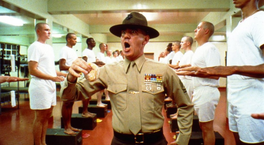 Full Metal Jacket / "Пълно бойно снаряжение" - "Аз съм старши сержант Хартман, главният ви учебен инструктор. Отсега нататък ще говорите само когато ви попитат, и първите и последните думи, които излизат от плювалниците ви ще бъдат "Сър!". Разбирате ли ме, червеи такива?"
Един от безспорно най-силните военни филми на всички времена, "Пълно бойно снаряжение" на Стенли Кубрик дава поглед към объркания свят онези войници, на които им предстои да бъдат пратени във Виетнам. Преди джунглите на Азия обаче те трябва да минат през един друг ад - подготвителния лагер. Там те са под властта на жестокия старши сержант Хартман, за когото изпратените му новобранци са нищо повече от червеи и търтеи. Тези му първи реплики прекрасно показват духа на целия филм - мрачен, циничен и пропит с язвителен хумор.