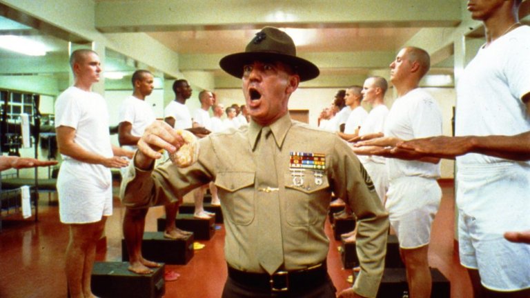 Full Metal Jacket / "Пълно бойно снаряжение" - "Аз съм старши сержант Хартман, главният ви учебен инструктор. Отсега нататък ще говорите само когато ви попитат, и първите и последните думи, които излизат от плювалниците ви ще бъдат "Сър!". Разбирате ли ме, червеи такива?"
Един от безспорно най-силните военни филми на всички времена, "Пълно бойно снаряжение" на Стенли Кубрик дава поглед към объркания свят онези войници, на които им предстои да бъдат пратени във Виетнам. Преди джунглите на Азия обаче те трябва да минат през един друг ад - подготвителния лагер. Там те са под властта на жестокия старши сержант Хартман, за когото изпратените му новобранци са нищо повече от червеи и търтеи. Тези му първи реплики прекрасно показват духа на целия филм - мрачен, циничен и пропит с язвителен хумор.