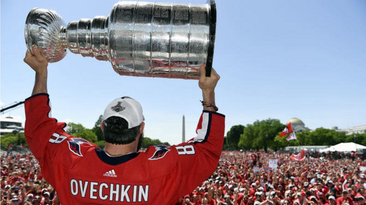Овечкин и Кепитълс с първа титла в НХЛ
Вашингтон кепитълс стана шампион в Националната хокейна лига (НХЛ) след успех във финалната серия над Вегас голдън найтс с 4:1 победи. Тимът от Вашингтон стигна до трофея 20 години след първото си и досега единствено участие във финалите. Александър Овечкин беше избран за най-полезен играч във финалите и дори взе купа "Стенли" за Москва, където я показа на феновете си. Той чака цели 13 години, за да стане шампион в НХЛ след дебюта си за Кепитълс през 2005-а.