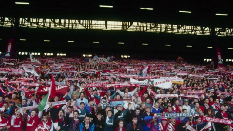 1993/94: Последният ден на „Спайън Коп“
30 април, 1994-а - на тази дата феновете на Ливърпул за последен път гледат любимците си от митичната трибуна „Спайън Коп“. Тогава тимът губи от Норич с 0:1 на „Анфийлд“ след гол на Джеръми Гос. Трибуната е съборена заедно с всички други тераси по английските стадиони, заради мерките за сигурност след трагедията на „Хилсбъро“ от 1989-а.