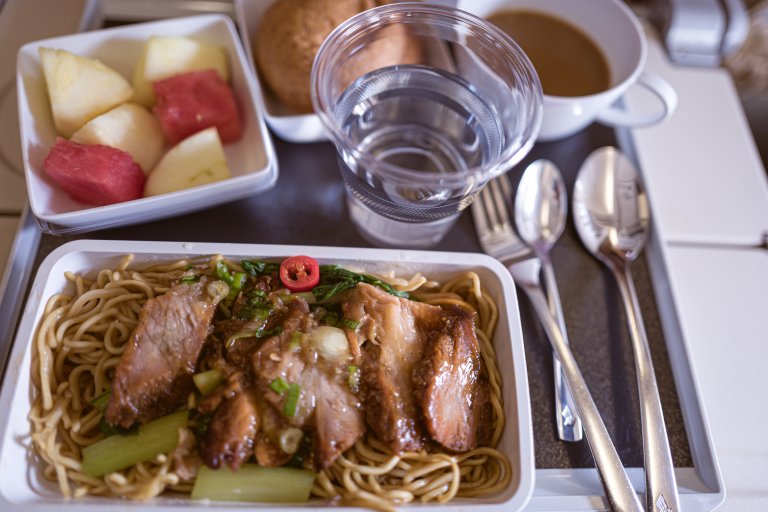 Храната, която се сервира на борда, зависи от два фактора - откъде излита самолетът и в коя класа пътувате.