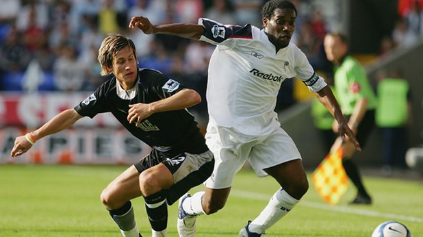 Джей Джей Окоча
От ПСЖ в Болтън през 2002
Отборите на Сам Алърдайс винаги играят силов и не особено приятен за окото футбол, но трансферът на нигерийската звезда се отрази добре на техниката на Болтън.