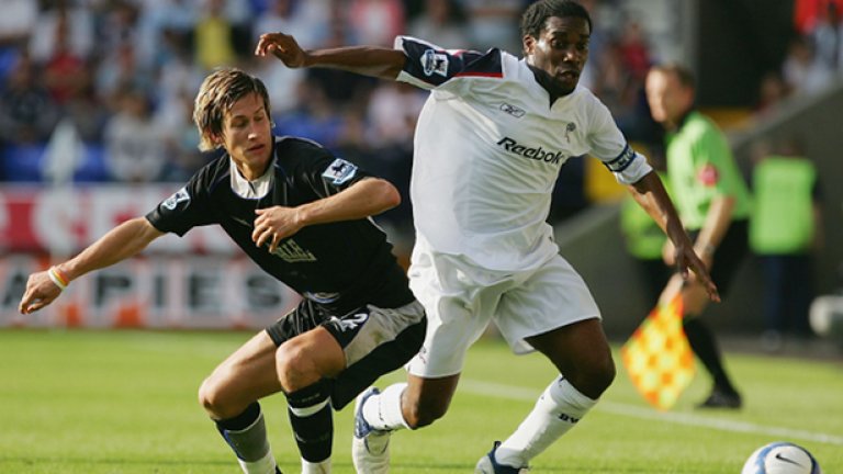 Джей Джей Окоча
От ПСЖ в Болтън през 2002
Отборите на Сам Алърдайс винаги играят силов и не особено приятен за окото футбол, но трансферът на нигерийската звезда се отрази добре на техниката на Болтън.