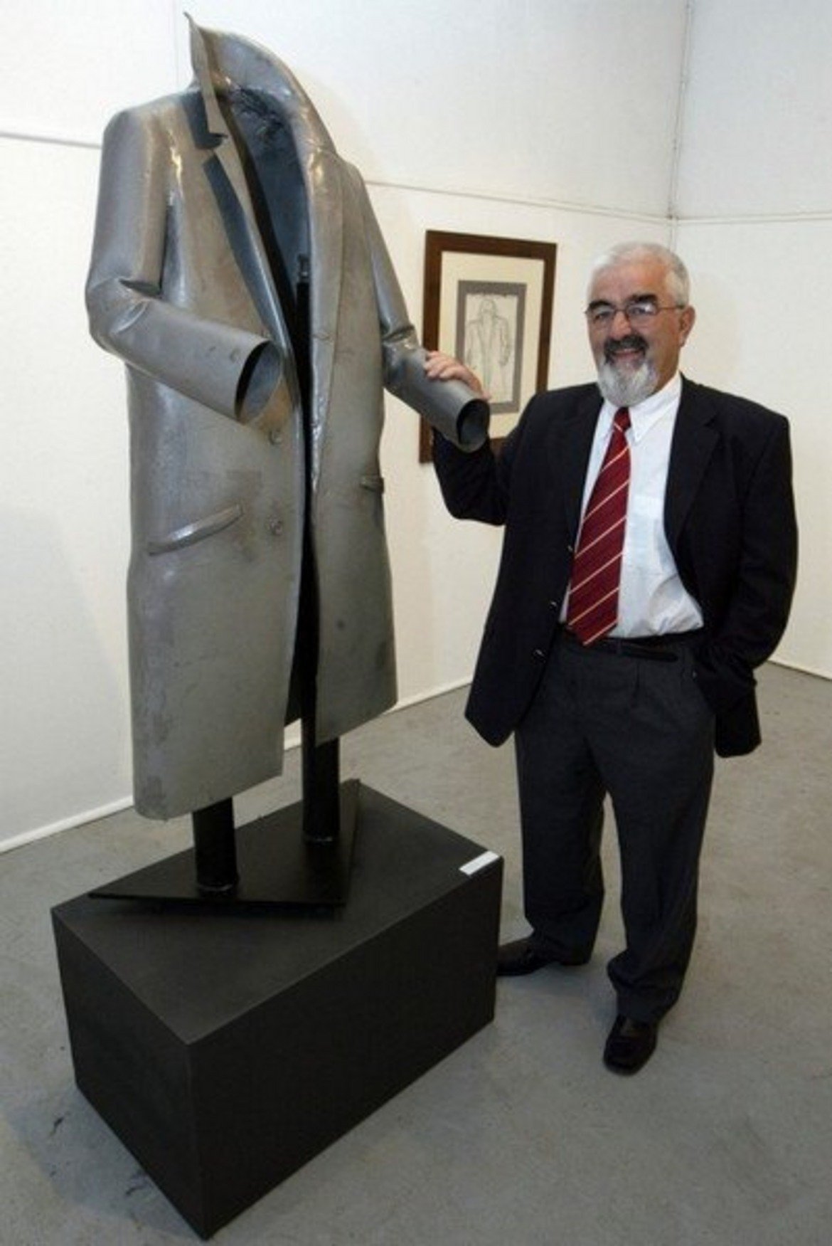 Жозе Коельо пък изработи метална статуя на дрехата.
