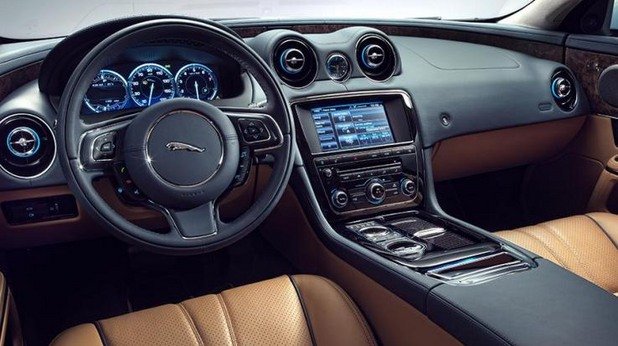 Системата InControl на Jaguar и Land Rover предлага на шофьора не само достъп до редица приложения на телефона му, но и е измислена така, че това да го разсейва възможно най-малко.  
Едно от нещата, които колите им могат да правят, за разлика от обикновен смартфон, е например сдвояването на GPS системите на две коли, когато приятели пътуват заедно. 