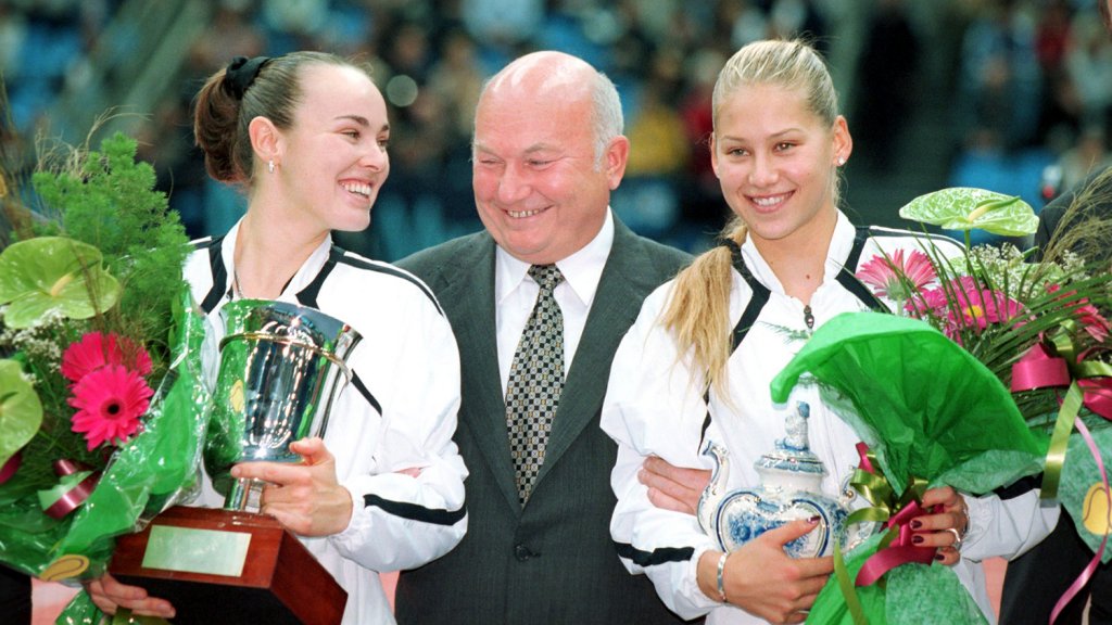 Мартина Хингис, кметът на Москва Юрий Лужков и Анна Курникова на турнира в руската столица, 2000 г.