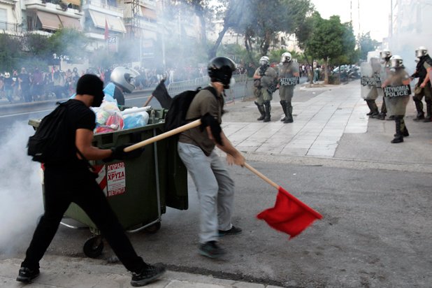 Гърция пламна след като привърженик на неонацистката "Златна зора" уби рапър