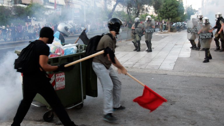 Гърция пламна след като привърженик на неонацистката "Златна зора" уби рапър