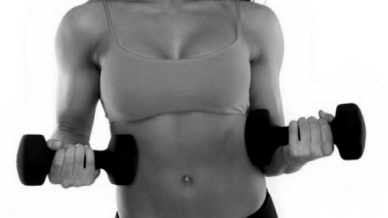 Жените не трябва да тренират с тежести, защото ще станат несъразмерни

Жените имат 90% по-малко тестостерон, който е отговорен за трупането на мускулна маса. Точно поради тази причина упражненията с тежести биха били по-малко ефективни в насока помпане на мускулна маса.