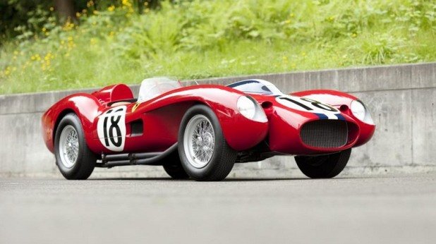 Ferrari 250 Testarossa – 10,2 милиона евро
Болидът е от 1958 година и е един от символите на автомобилния спорт през 50-те години, сглобени са само 21 бройки. С него са се състезавали някои от най-известните пилоти на компанията, сред които Педро Родригес и Волфганг фон Трипс. Този автомобил е участвал и в легендарната Гран при на Куба, когато Фидел Кастро отвлича Хуан Мануел Фанджо, но това е друга история.