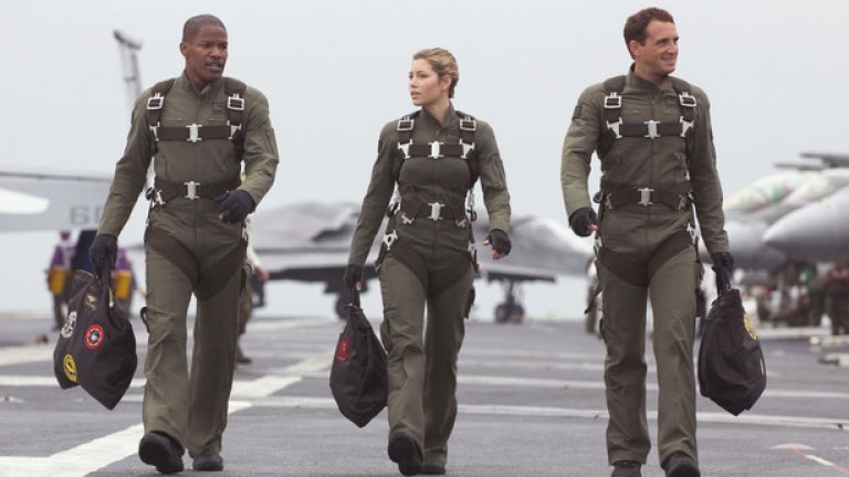 8. Стелт (Stealth) – 2005 г.
Загуби - $114,06 млн.
Това трябваше да е новият „Топ гън”, но уви. Нито специалните ефекти, нито краденето на сюжет и идеи, нито Джейми Фокс и Джесика Бийл могат да спасят този филм, който критиката определя, като малоумна кръстоска между „Една одисея в космоса” и споменатия авиаторски хит с Том Круз. В щатите лентата дебютира едва на четвърто място, а през втората седмица от разпространението си губи 55% от приходите си, което се смята за катастрофален резултат за високобюджетен филм с широко разпространение. За разпространителя Columbia Pictures 2005 г. приключва с няколко бокс офис разочарования, но катастрофата на „Стелт” е епохална.