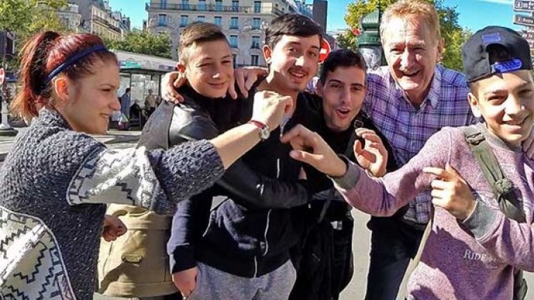 Бирен рекет. Най-изненадваща е абсолютната незаинтересованост на местната полиция. Властите са насочили всичките си усилия към тежката престъпност и очевидно не им е до дребните мошеници. На "Стад дьо Франс" например действа екип, който предлага ледени напитки в адската жега. Разгорещените фенове жадно купуват. Но няма никаква яснота какъв е произходът на продукта. А за капак бирата се продава от...деца. Всички те са въоръжени с жални погледи и молят за бакшиш, тъй като се нуждаели от всяко евро за болната си майка. Как да откажеш на малките изнудвачи?