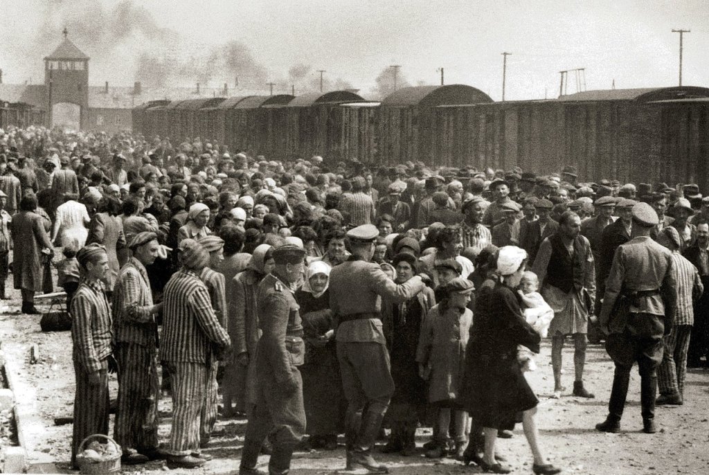 1280px-Selection_on_the_ramp_at_Auschwitz-Birkenau,_1944_(Auschwitz_Album)_1a