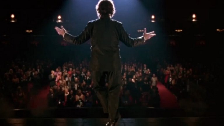 4. Lord of Illusions / Магьосникът (1995)
По време на рутинно разследване частният детектив Хари Д'Амур се сблъсква с членовете на култ, които искат да съживят своя лидер Никс. Преди 13 години той е бил убит от най-добрия си ученик, който след това е зарязал култа и е изградил кариера на популярен илюзионист. Сега обаче култистите искат отмъщение, а детективът Д'Амур се оказва по средата на тази свръхествена история. Филмът е режисиран от самия Клайв Баркъв и е бегло базиран на първия разказ на писателя с Хари Д'Амур - "Последната илюзия".