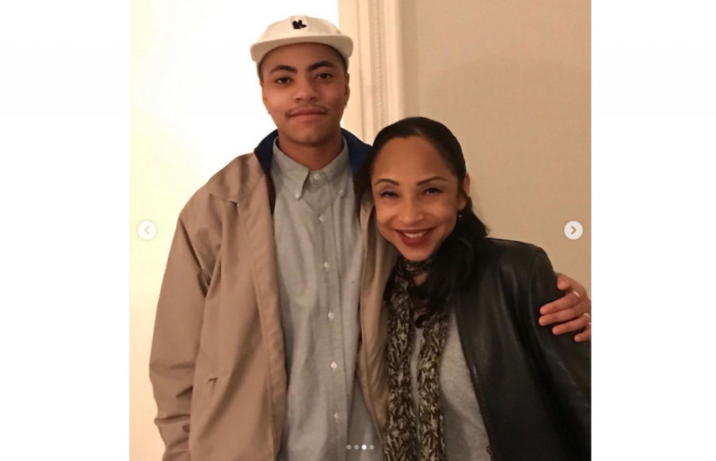 Шаде"Ти си моето вдъхновение, благодаря, че си моята Майка", пише трансджендър синът на Шаде - 23-годишният Айзък Тео Аду на 7 април. Той е единственото дете на соул певицата от реге продуцента Боб Морган, което двойката кръщава Микайлия. Момичето обаче започва хормонална терапия и вече преминава през няколко операции (включително за премахване на гърдите си), за които говори открито и в своя профил в Instagram. От него личи също и подкрепата на Шаде към решението на сина ѝ, макар тя никога да не е обсъждала публично този въпрос.