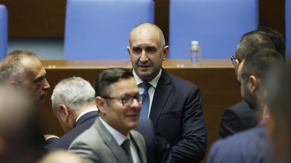 Шоуто започва с новия си главен герой в центъра