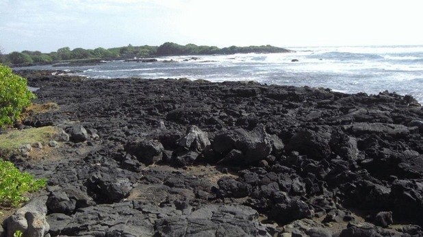 Също базалтова лава е причината за черните пясъци на този хавайски плаж