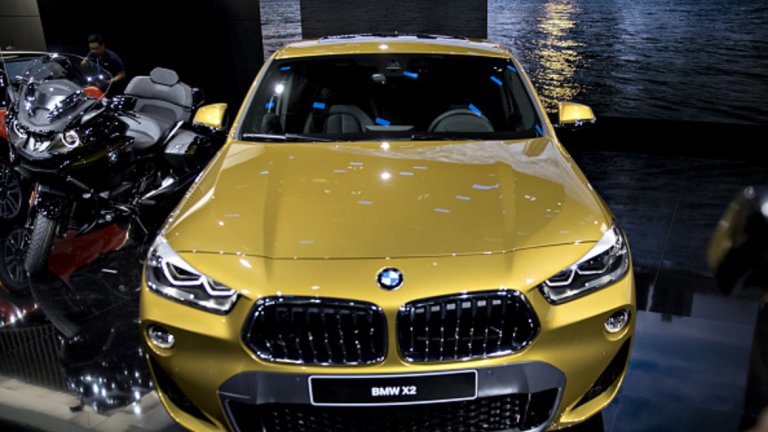 BMW X2
X2 може би е най-стилният кросоувър от BMW в последно време. Автомобилът използва платформата UKL2, която стои под MINI Countryman, като идва с 4-цилиндров двигател. В плановете на BMW влиза и идеята X2 да се сдобие с хибридна версия с електрически двигател в следващите си поколения.