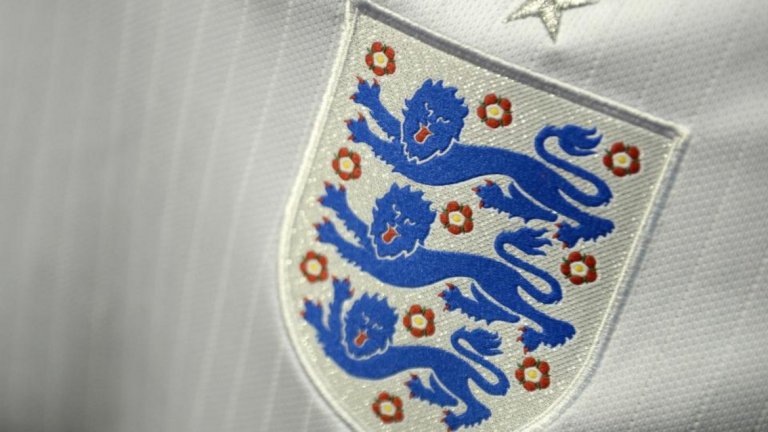 Още през 12-и век воините на Ричард I Лъвското сърце влизали в битка, развявайки знамена с лъвовете. И оттогава трите лъва неизменно са сред елементите на кралския герб.